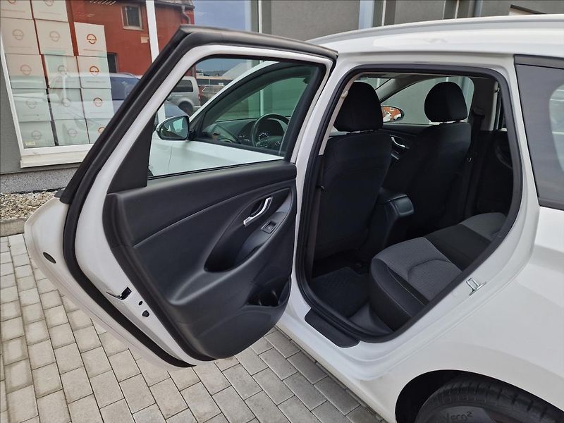 Hyundai i30 1.6 CRDi Comfort,ČR,1.Majitel - fotka 18 z 49