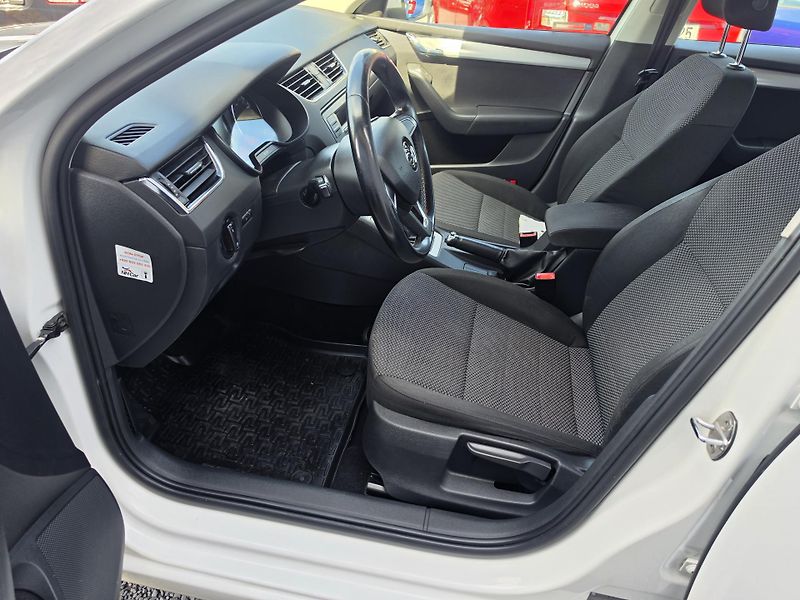 Škoda Octavia 1.6 TDI Vyhřev sedadel  - fotka 15 z 20