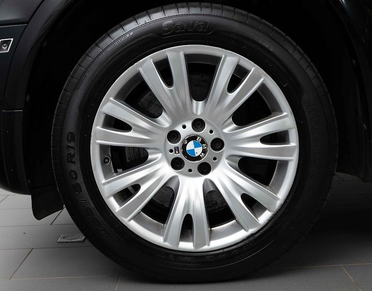 BMW X5 xDrive50i - fotka 6 z 22