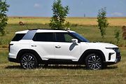 I na bocích jsou ostře řezané tvary