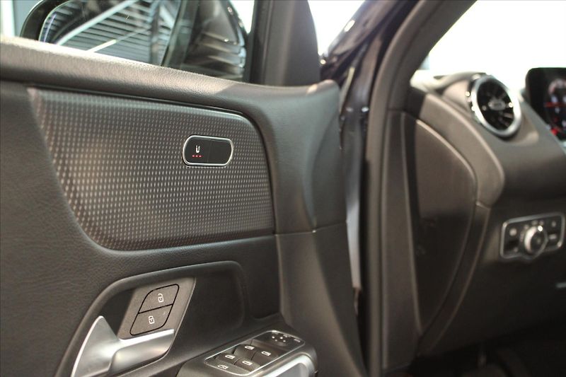 Mercedes-Benz GLB 220d 4MATIC MBEAM/Pano/Night/M - fotka 9 z 29