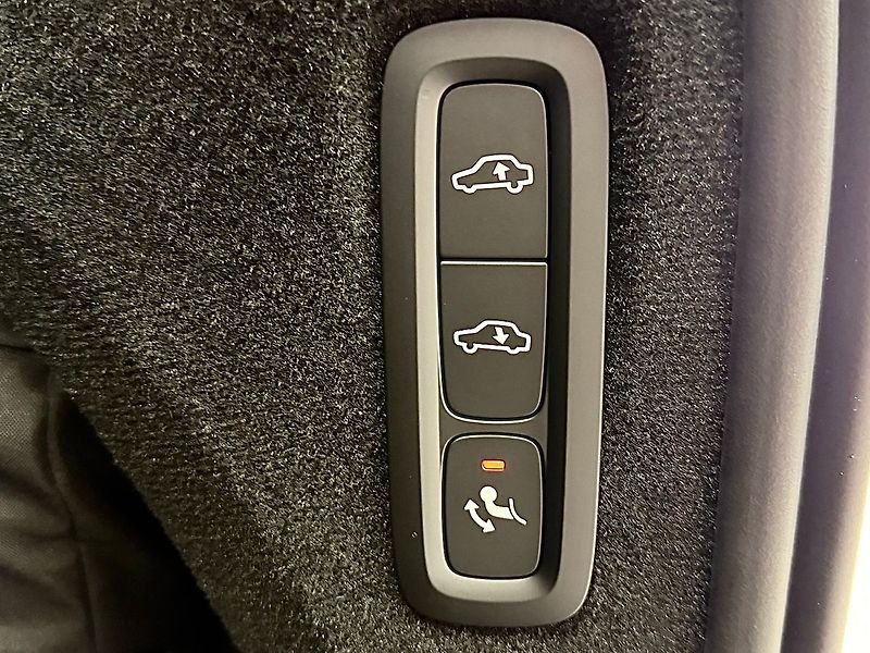 Volvo XC90 T8 AWD DARK PLUS, CHARCOAL, VZ - fotka 29 z 33