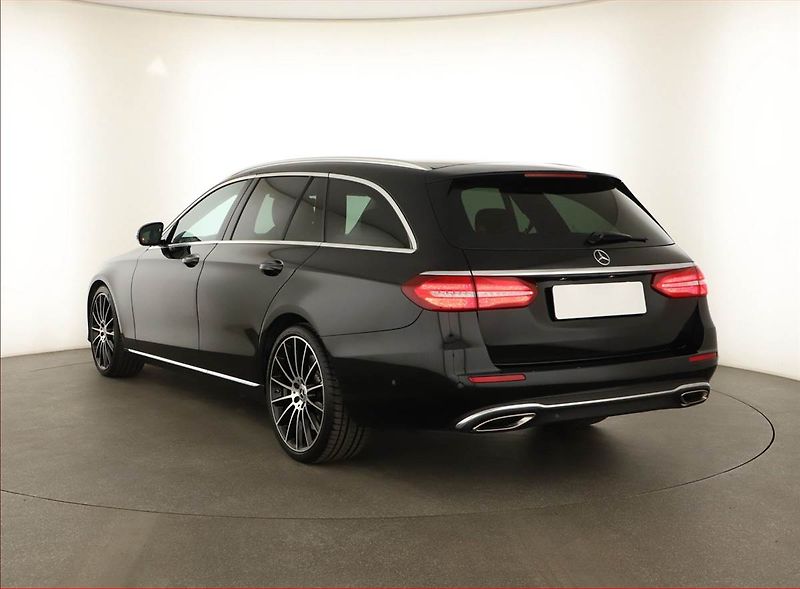 Mercedes-Benz Třídy E (2017) AMG Paket E 400 4MATIC - fotka 4 z 29