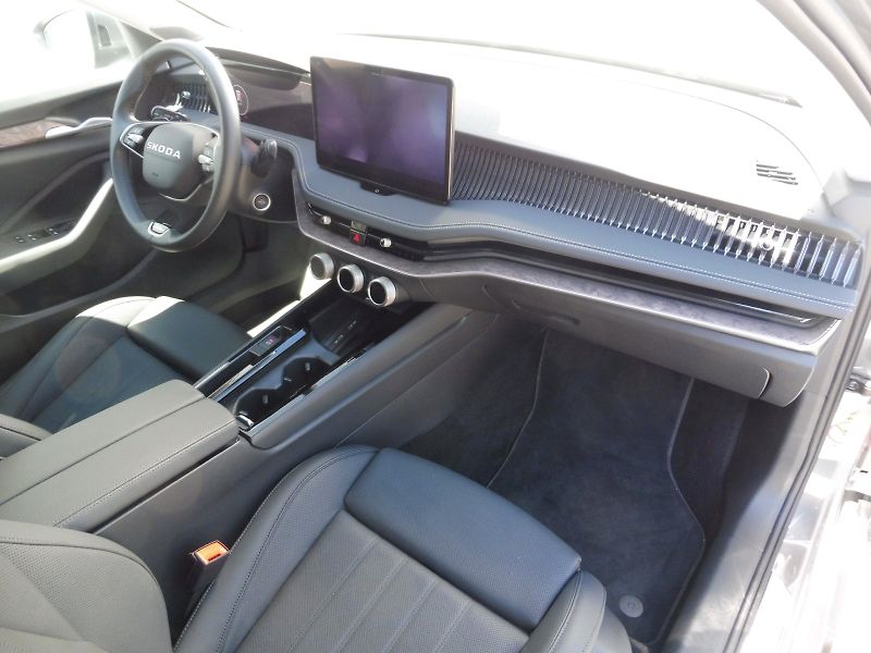 Škoda Superb (2025) Combi L&K 2,0 TDI 110kW DSG - fotka 8 z 30