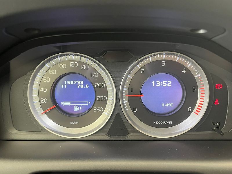 Volvo XC60 D3 MOMENTUM manuál - fotka 9 z 41
