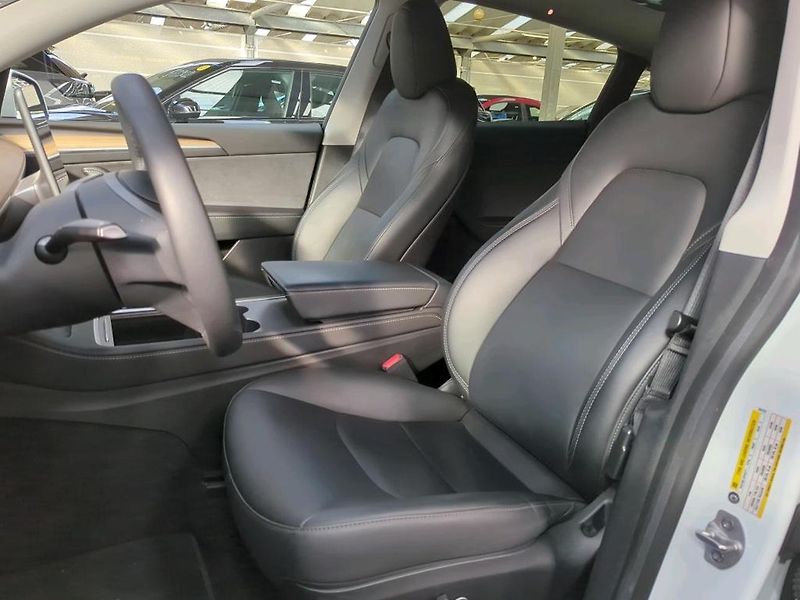 Tesla Model Y RWD 220kw TZ SOH 93,1 % - fotka 6 z 12
