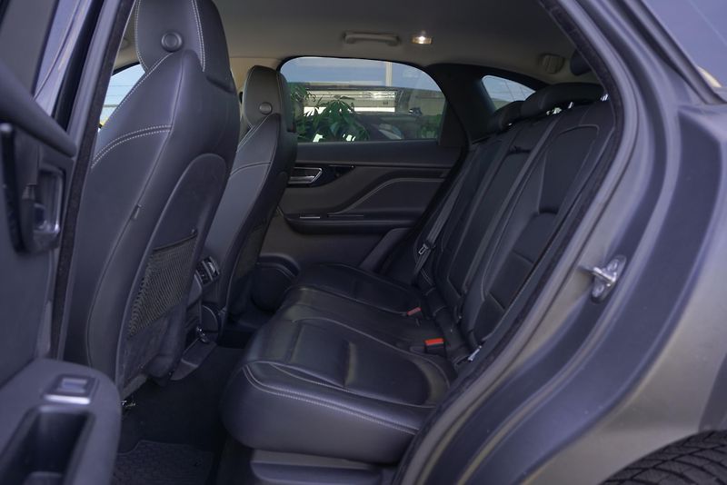 Jaguar F-Pace 2.0 25T 184kW - fotka 27 z 31