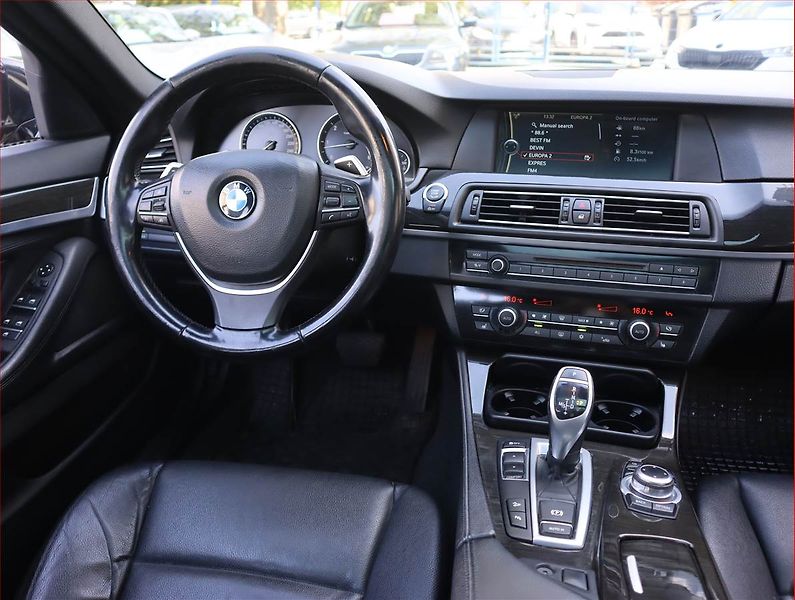 BMW Řada 5 (2013) 530d xDrive, 4X4, Automat - fotka 7 z 23