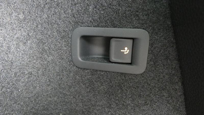 Škoda Karoq 2.0 TDI 110 kW Fresh 4x4 DSG - fotka 23 z 25