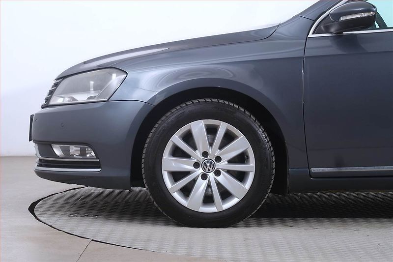 Volkswagen Passat (2012) 2.0 TDI, Automat - fotka 15 z 18
