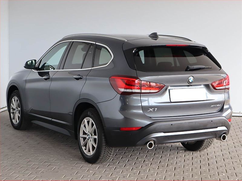 BMW X1 (2022) Innovation xDrive18d - fotka 4 z 21