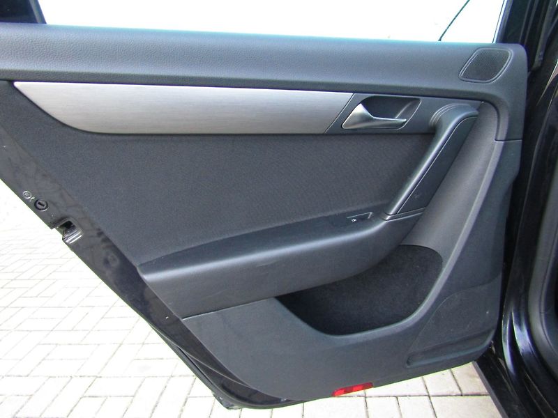 Volkswagen Passat (2011) 1.6 TDI 77kW - fotka 21 z 45