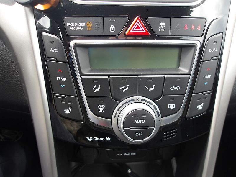 Hyundai i30 1,6CRDi  Automat!! 2 x kola! - fotka 23 z 34