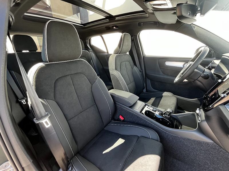 Volvo XC40 PLUS DARK B3 120kW - fotka 18 z 24