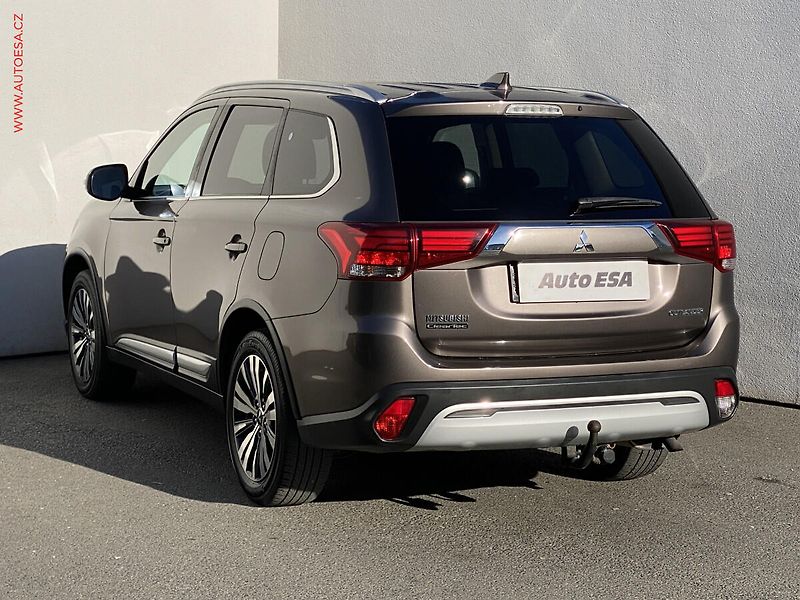 Mitsubishi Outlander (2019) 2.0MiVEC, AT, +ALU, navi, TZ - fotka 6 z 17