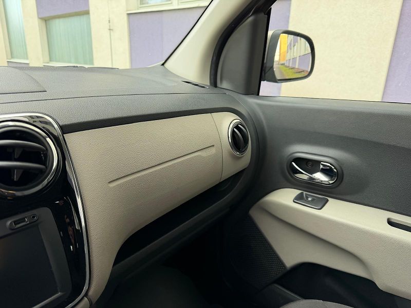 Dacia Lodgy 1,6 i / 7-míst / 1.maj./ ČR /  - fotka 23 z 24
