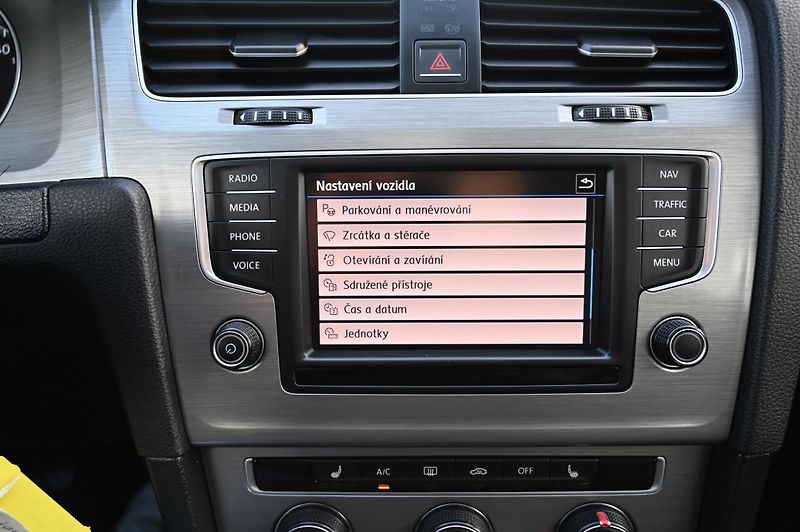 Volkswagen Golf VII 2.0TDI 110KW Highline 2/17 - fotka 17 z 57