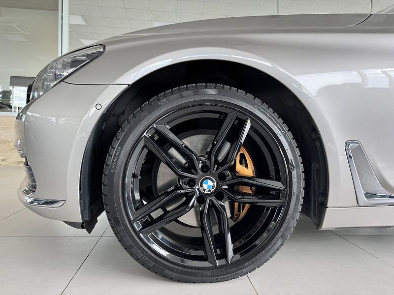 BMW Řada 7 730d xDrive*Laser*Dověry*Masáž - fotka 45 z 46