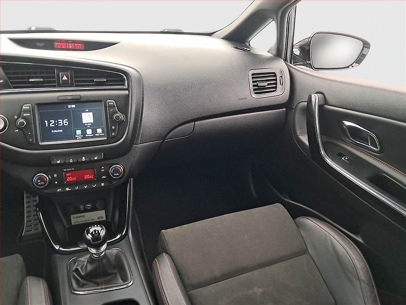 Kia Ceed (2017) 1.6 T-GDI GT, Serv.kniha, Kůže - fotka 8 z 21