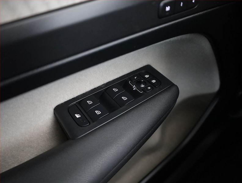 Volvo XC40 (2019) Inscription D3, Automat, Kůže - fotka 16 z 21
