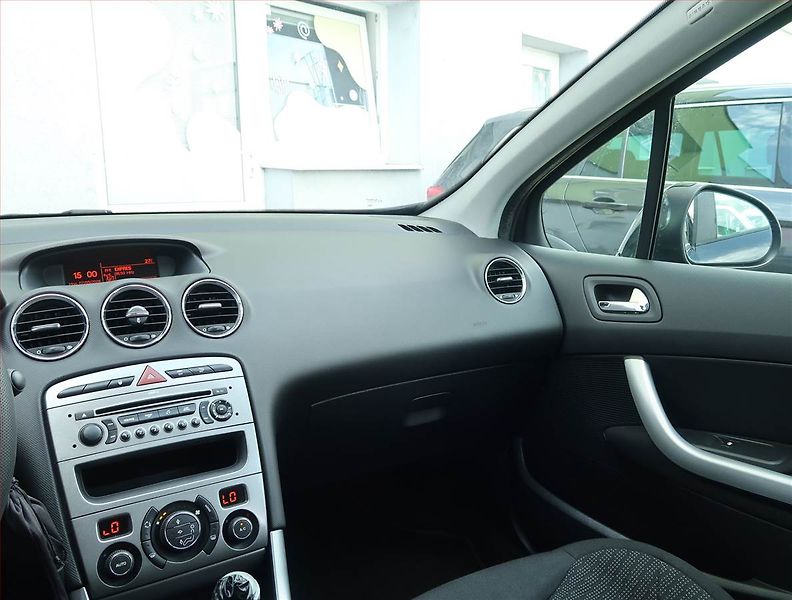 Peugeot 308 (2008) 1.6 THP, 7 míst, po STK - fotka 8 z 17