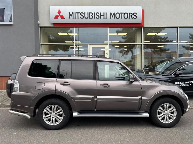 Mitsubishi Pajero 3,2 DI-D  Instyle 4x4+Serviska - fotka 8 z 32