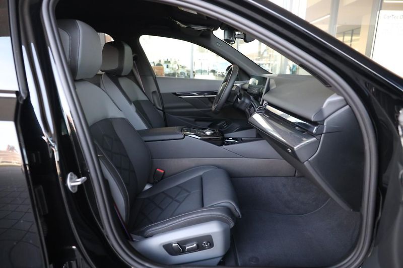 BMW i5 M60 xDrive sedan - fotka 13 z 17