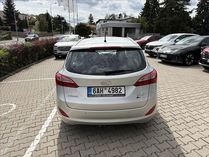 Hyundai i30 1,6 CRDi MT  kombi Weekend - fotka 4 z 16
