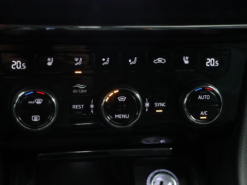 Škoda Superb 2,0 TDI 147kW L&K LED DSG CZ - fotka 26 z 36