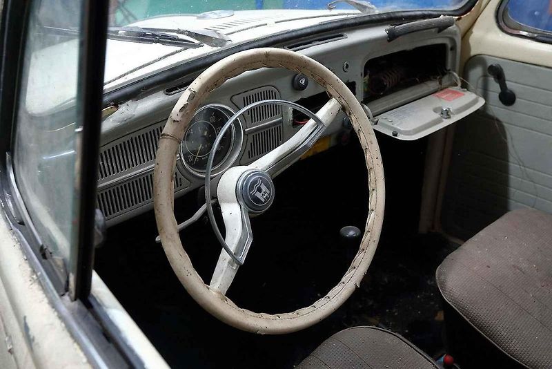 01 - Automobilový nadšenec a sběratel Jaromír Kostlivý otevřel ve Stodu u Plzně nové muzeum veteránů věnované vozům značek Volkswagen Brouk a Porsche. Návštěvníci uvidí naleštěné brouky i auta v procesu renovace, expozice čítá na 40 vozů.
