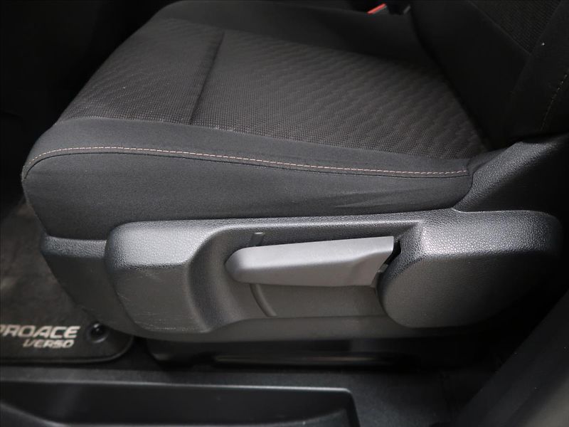 Toyota ProAce Verso 2,0 D-4D Family 1.maj. 8 míst - fotka 19 z 37