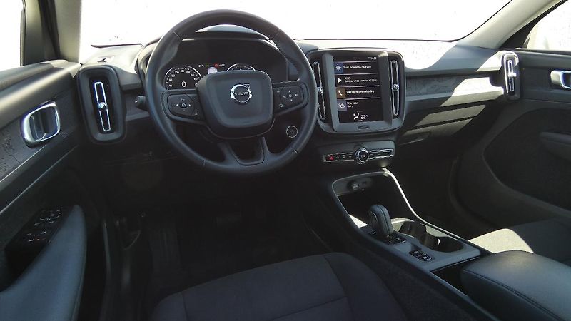 Volvo XC40 T2 FWD Momentum Core - fotka 5 z 21