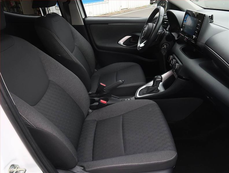 Toyota Yaris (2021) 1.5 VVT-i, Automat, Serv.kniha - fotka 9 z 20