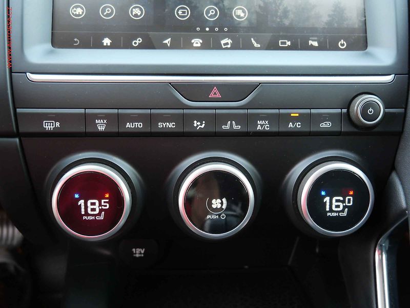 Jaguar E-Pace (2018) 2.0 D D150, LED, navi, kamera - fotka 14 z 21