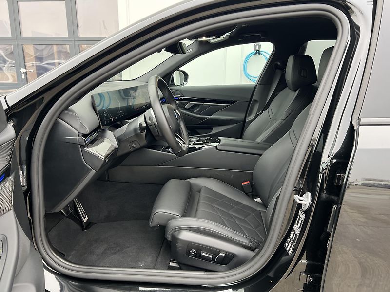 BMW Řada 5 520d xDrive Touring M-Sport - fotka 7 z 31