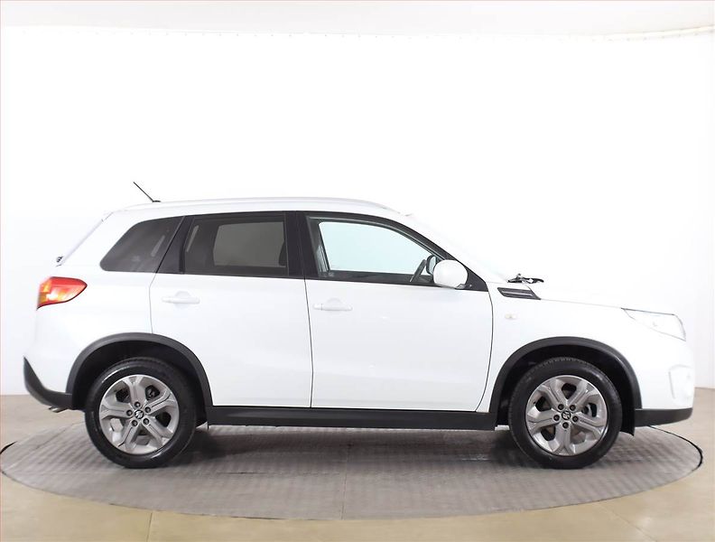 Suzuki Vitara (2016) GL + 1.6 VVT, Navi, Tempomat - fotka 6 z 16