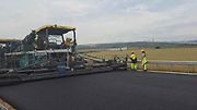 Pokládka asfaltu na úseku dálnice D55 mezi Moravským Pískem a Starým Městem.