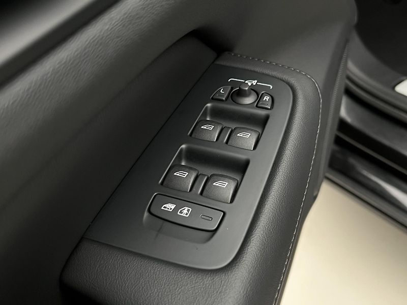 Volvo V60 B4 DARK PLUS AUT - fotka 17 z 45