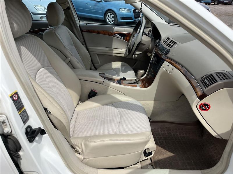 Mercedes-Benz Třídy E 3,2 i E320 AUT 165KW 4MATIC AC - fotka 11 z 34