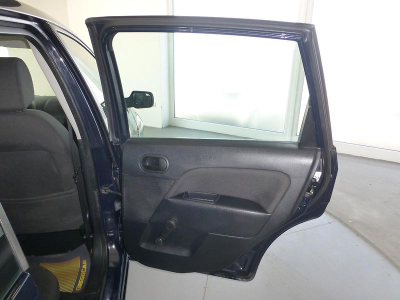 Ford Fiesta (2005) 1,3i-**ALU KOLA***KLIMATIZACE* - fotka 18 z 22
