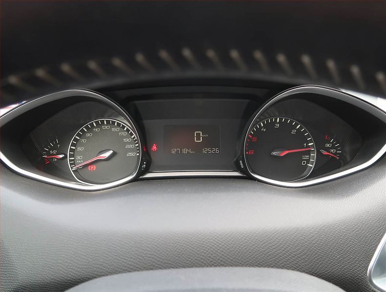 Peugeot 308 (2015) Allure 1.6 BlueHDi, Serv.kniha - fotka 11 z 20