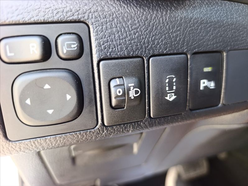 Toyota Auris 1,8 i HYBRID AT KAMERA NAVI - fotka 33 z 39