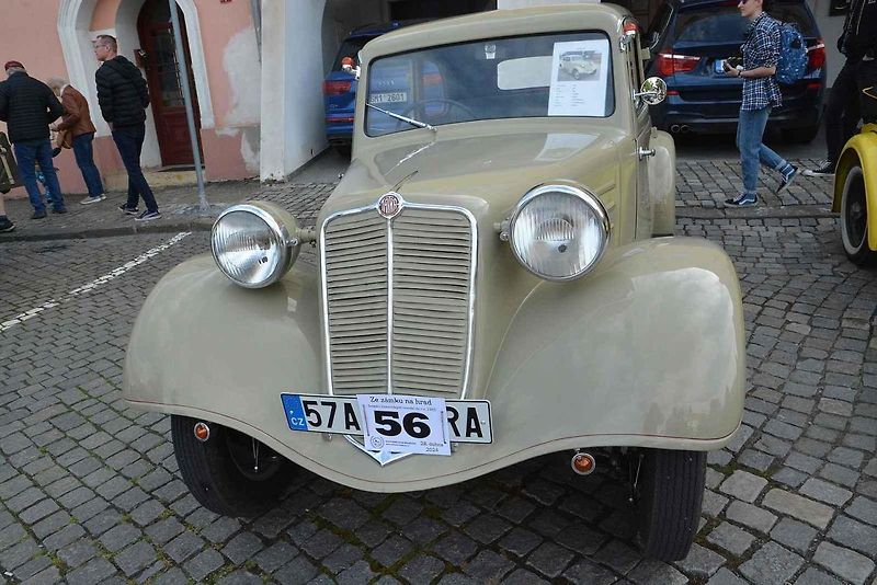 Stovka nablýskaných motocyklů a automobilů předválečné a meziválečné éry vyrazila v neděli z Horního náměstí v Přerově na spanilou jízdu regionem. Nejstarší účastnicí byla osmaosmdesátiletá Libuše Šulcová, která na trasu vyrazila na motocyklu BSA 770 se s