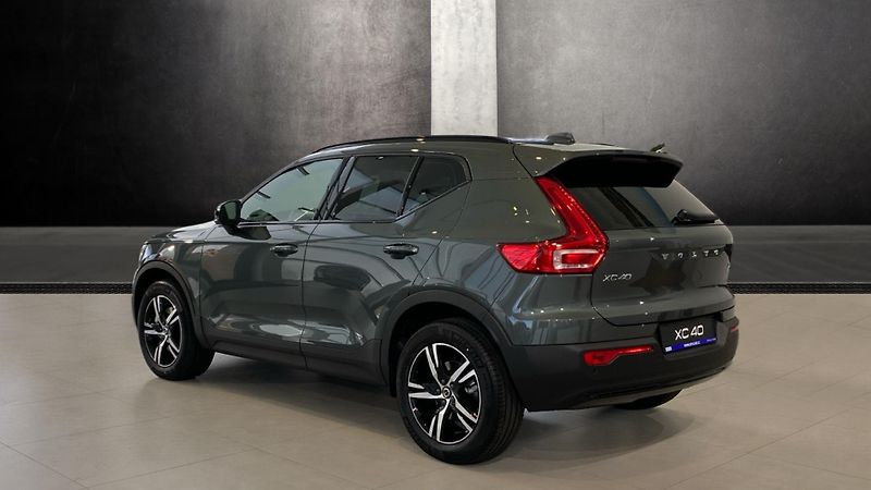 Volvo XC40 (2026) PLUS DARK, B4 FWD, 145+10 kW / - fotka 4 z 15