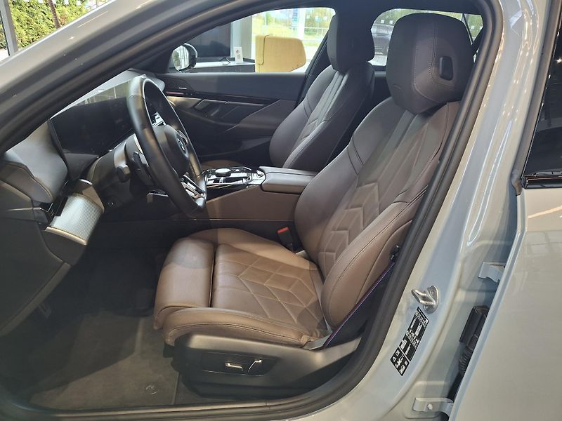 BMW Řada 5 520d xDrive Touring M-Sport - fotka 8 z 34