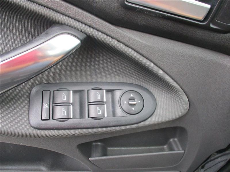 Ford C-MAX 1,6 16V, klima,serviska,tažné, - fotka 17 z 26