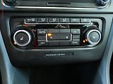 Volkswagen Golf (2011) 1.6 TDi, AC, park.asist - náhled 16