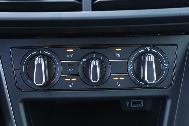 Volkswagen Polo 1.0TSI COMFORTLINE LED ČR - fotka 20 z 21