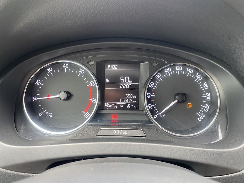 Škoda Rapid 1.2 TSI 81kW -KLIMA -ALU - PDC - fotka 14 z 35