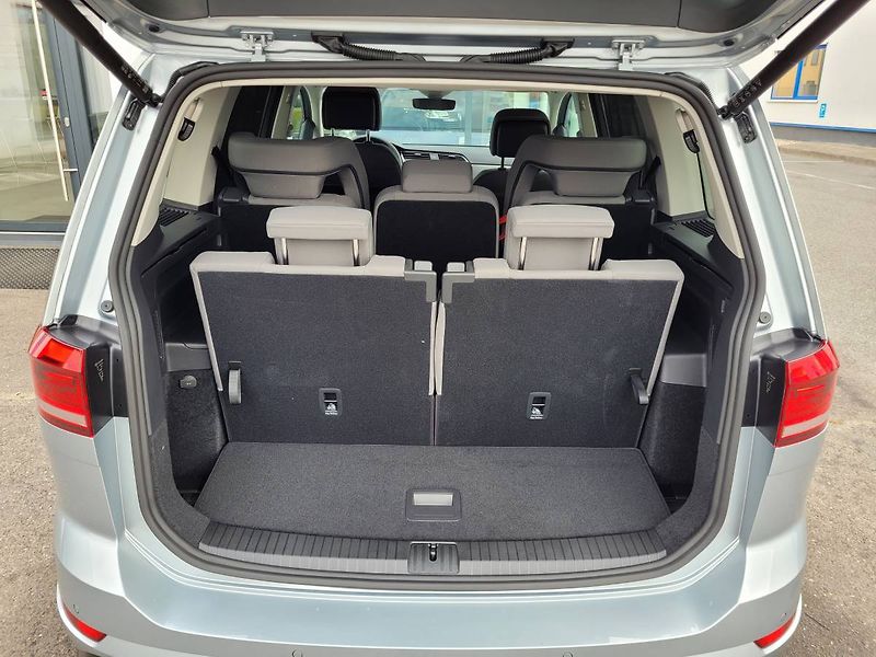 Volkswagen Touran 1.5 TSI DSG R-Line 7míst TAŽNÉ - fotka 41 z 50